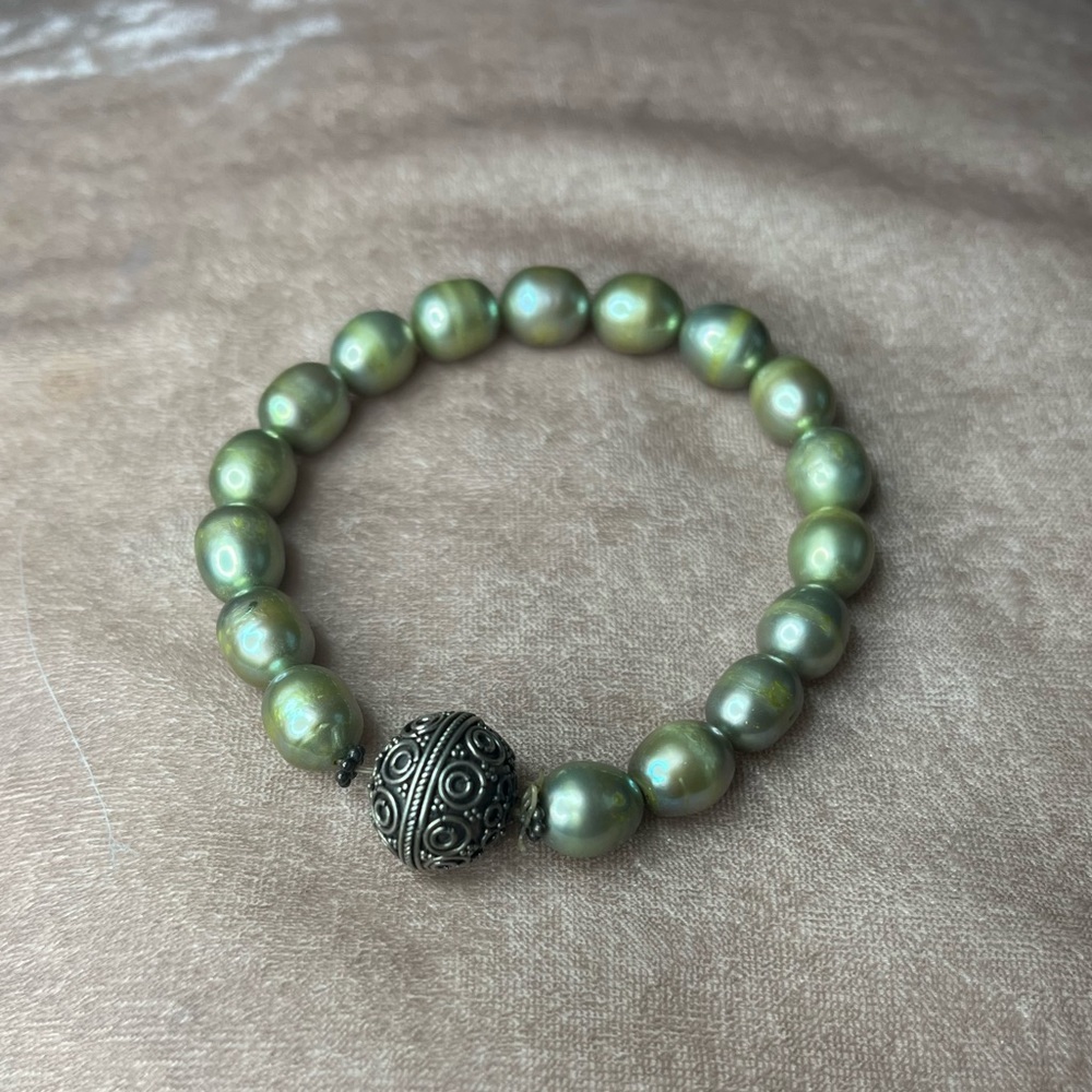 ✨SALE✨ Green Pearl bracelet with ornate silver ball
